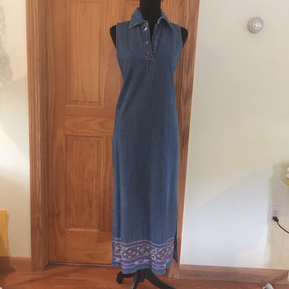 Jean dress with side slit and colorful embroidery!